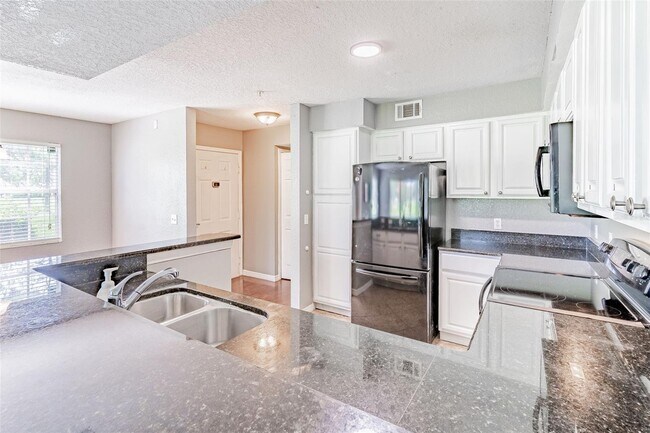 Building Photo - 13953 Fairway Island Dr