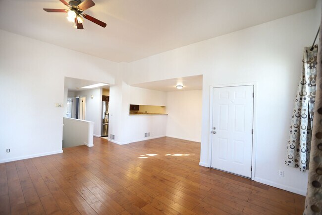 Building Photo - Bayview: Gated Community Townhome Three Be...