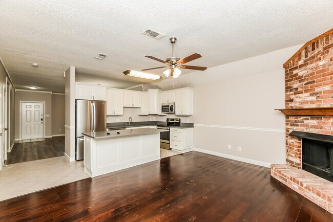 Foto del edificio - 216 Rosewood Ln