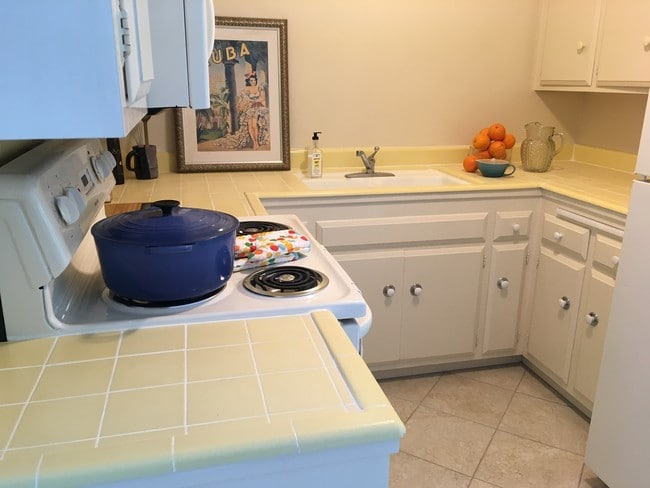 model kitchen - 701 E Santa Fe Ave