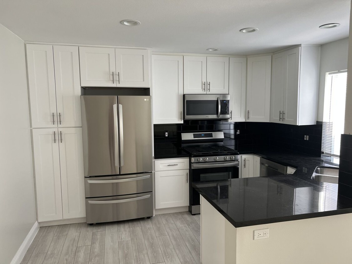 Primary Photo - Spacious-Bright 3 Bedroom 2.5 Two story Ba...