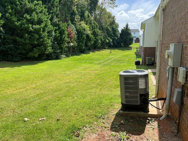 Patio trasero - Holly Run Apartments