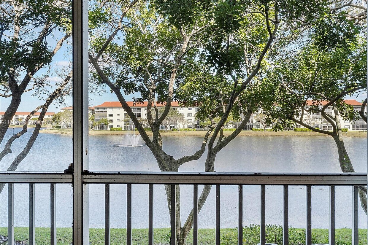 Foto principal - 12901 SW 15th Ct