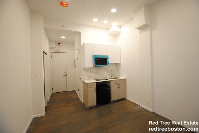 Building Photo - 270 Newbury St
