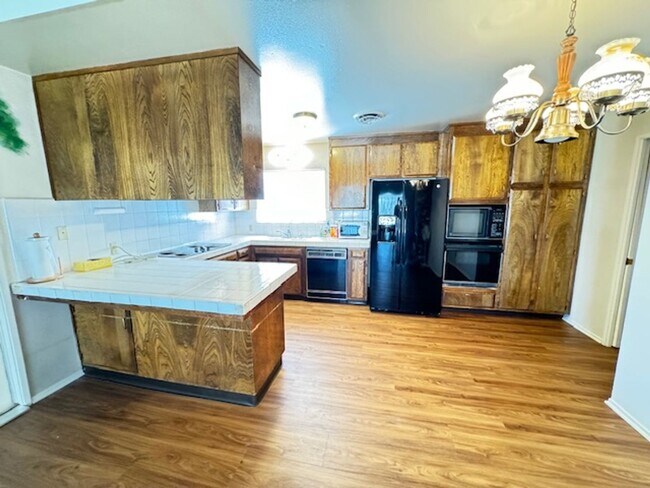 Foto del edificio - Westside 3+2 In Quiet Neighborhood