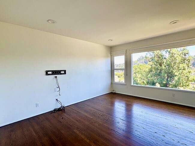 Pared multimedia integrada con cableado oculto y soporte para TV preinstalado. - 1672 Rotary Dr