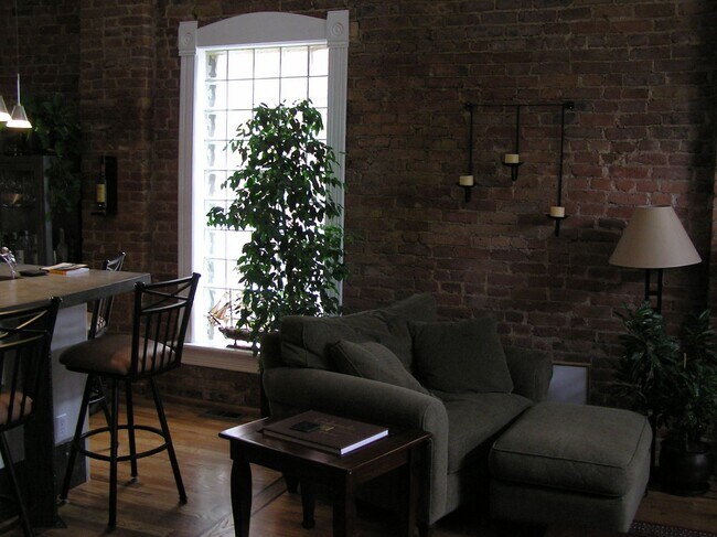 Comunidad - 2445 N Clarkson St