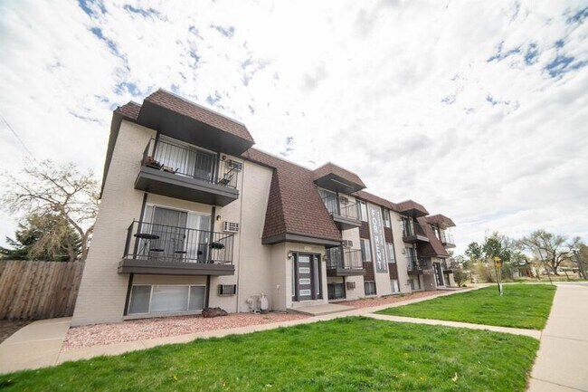 Foto del edificio - 5215 E Exposition Ave