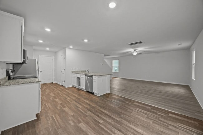 Building Photo - Room in House on Hazelburn Dr