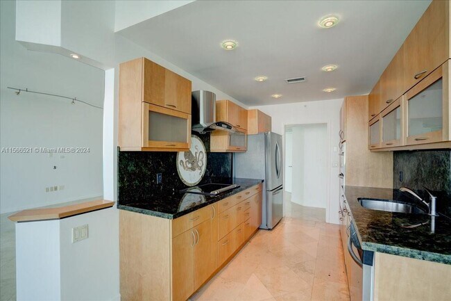 Foto del edificio - 5025 Collins Ave