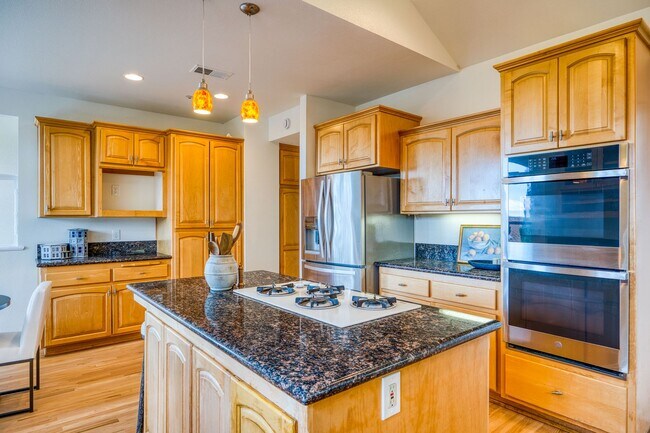 Foto del edificio - Huge house (2914 Sq. Ft.) in a well desired neighborhood off of Johnson Avenue
