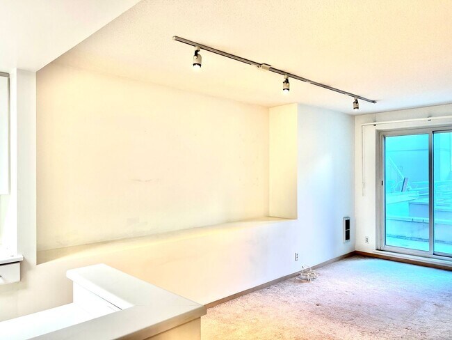 Foto del edificio - Quiet one Bedroom condo in Doorman Buildin...