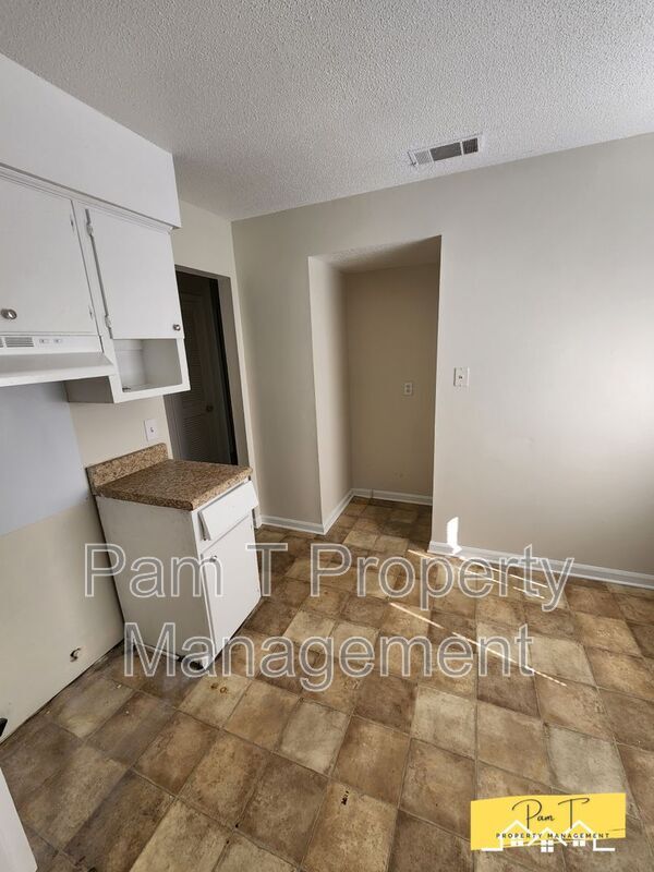 Building Photo - 3 Oak Forest Ln