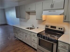 Building Photo - 5605 W Warren Ave