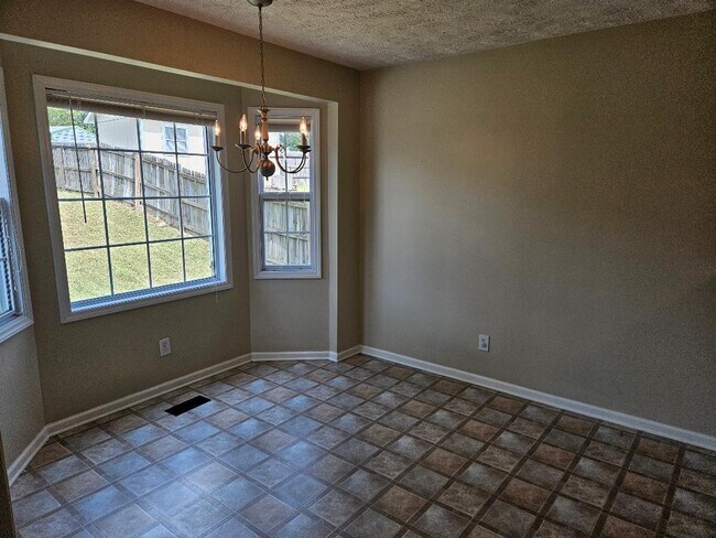 Building Photo - 2814 Norcliff Dr