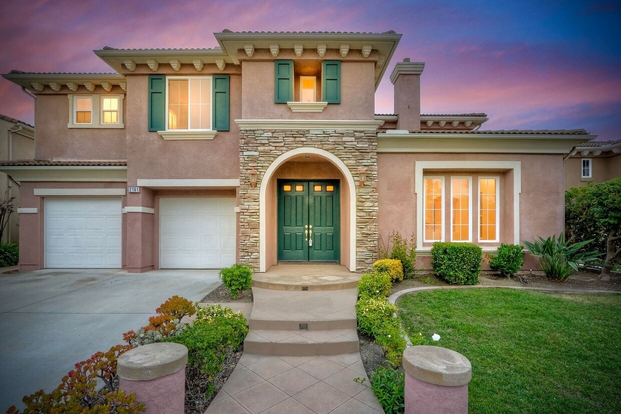 Primary Photo - Executive Home with Views!