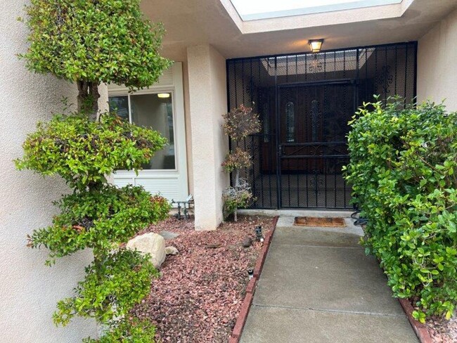 Foto del edificio - Granada Hills 4 Beds + 2 Baths HOME Move i...