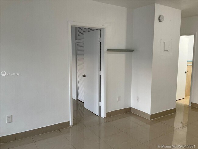 Building Photo - 2072 NE 169th St