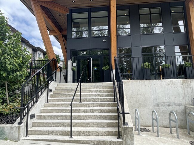 Photo du bâtiment - 6438 Byrnepark Dr