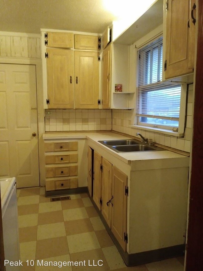 Building Photo - 2 br, 1 bath House - 218 E Funston