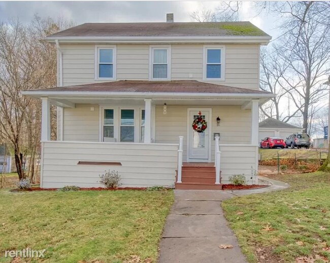 Foto principal - 3 br, 2 bath House - 16 Hemlock St