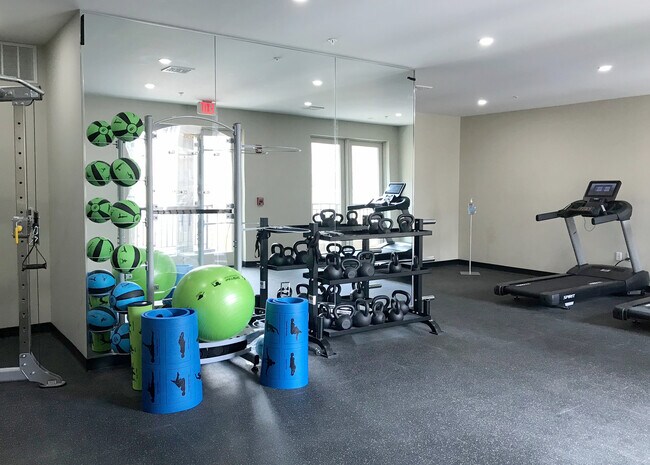Gimnasio - 123-127 Summit Ave