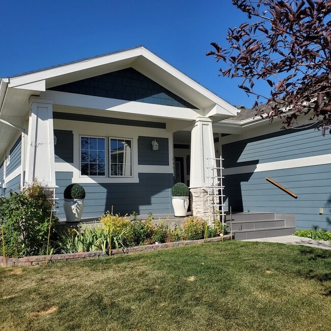 Building Photo - LARGE 3 BED 3 BATH TOWNHOME IN THE DESIRABLE POINTE NEIGHBORHOOD