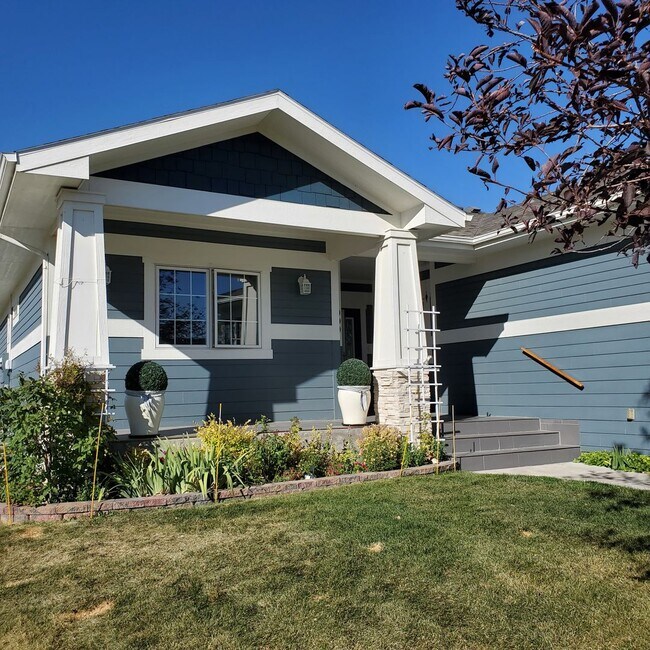 Foto del edificio - LARGE 3 BED 3 BATH TOWNHOME IN THE DESIRABLE POINTE NEIGHBORHOOD