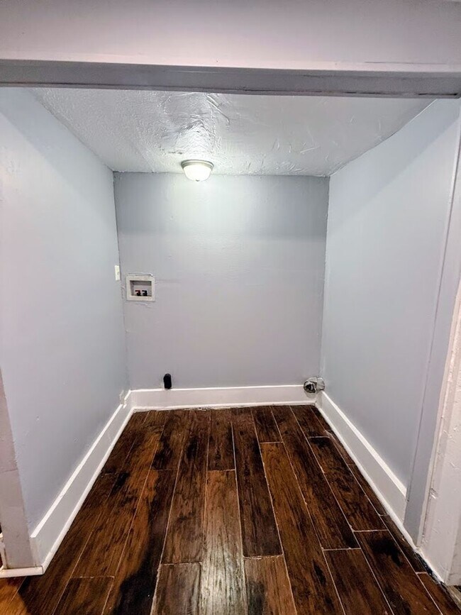 Building Photo - Large 4 bedroom home available for rent - Canton NE