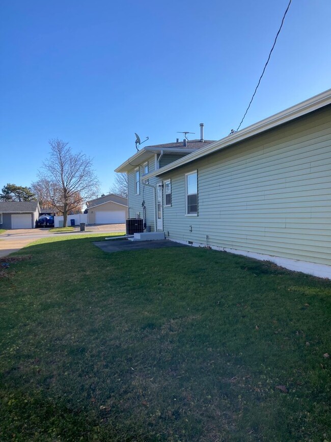 Building Photo - 3 Bedroom 2 Bath House in Bettendorf!