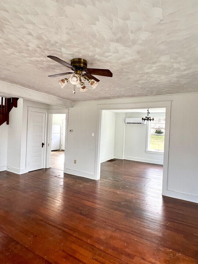 Building Photo - Spacious 3BR Home with Large Yard, Private Driveway & Storage