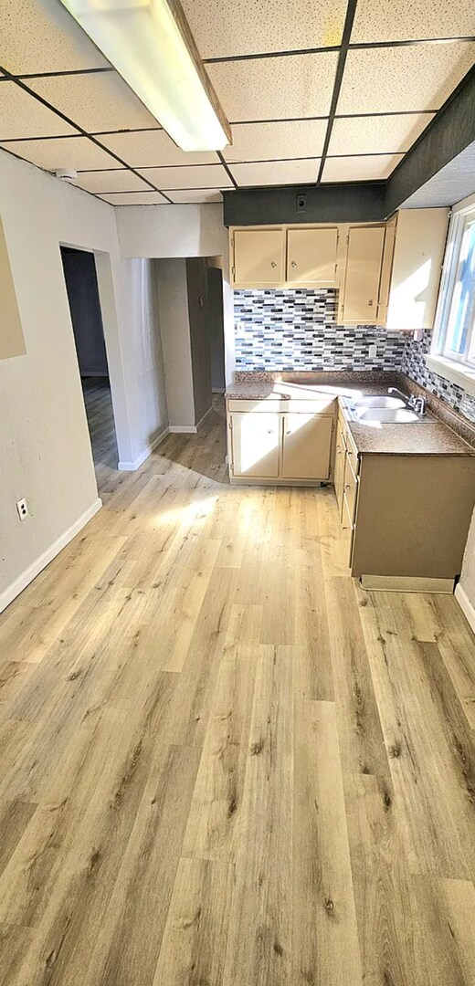 Foto del edificio - Spacious 5-Bedroom Bellevue Home with Sunroom & Massive Backyard