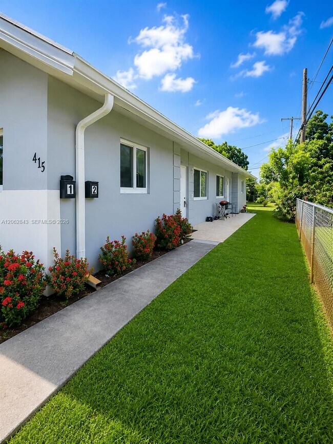 Building Photo - 415 SW 16th Ct