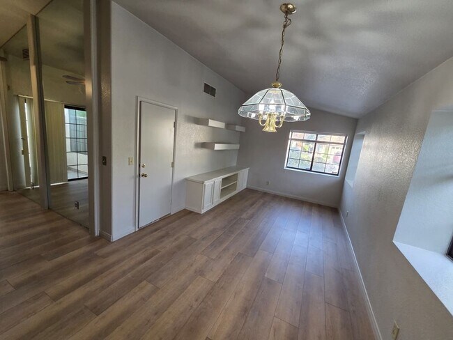 Foto del edificio - ***MOVE IN SPECIAL*** Spacious Single-Story Home w/ Vaulted Ceilings & Private Yard