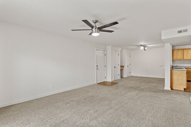 Sala de estar y comedor - Lakewood Park Apartments