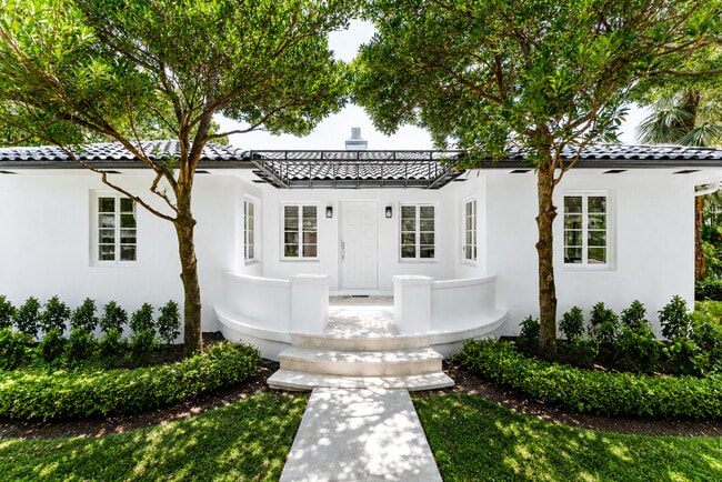 Building Photo - 400 E Royal Palm Rd