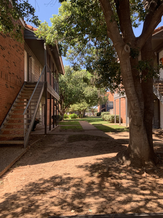 Building Photo - newly renovated 1 bed 1 bath downstairs condo