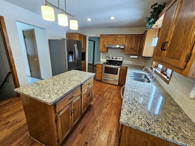 Foto del edificio - Beautiful 5 Bedroom 3 Bath Home for Rent in Lakeville!! Available NOW!