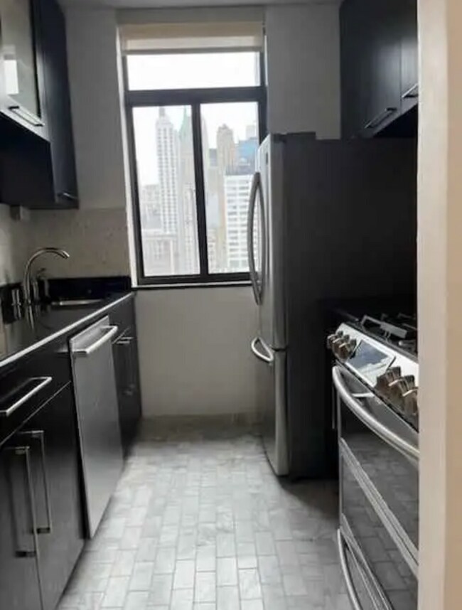 Kitchen - 380 Rector Pl