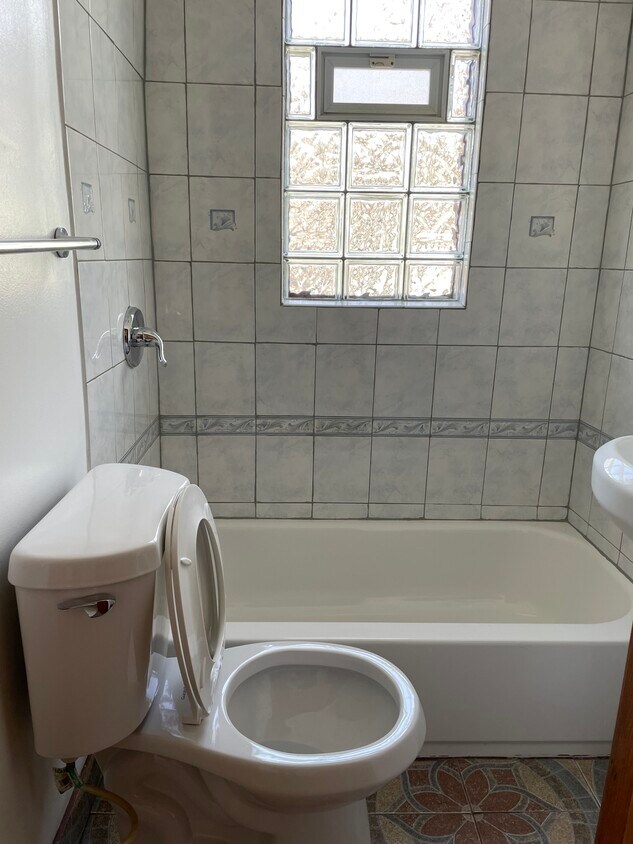 Bathroom - 5200 S Paulina St