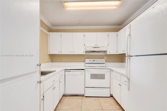 Building Photo - 9682 Fontainebleau Blvd