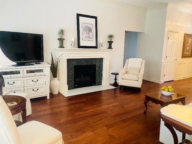 Foto del edificio - 1027 E Broadview Dr