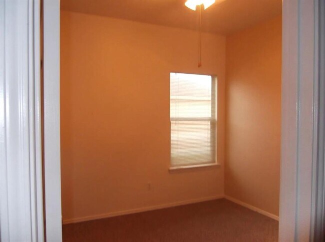 Building Photo - 122 Brown St