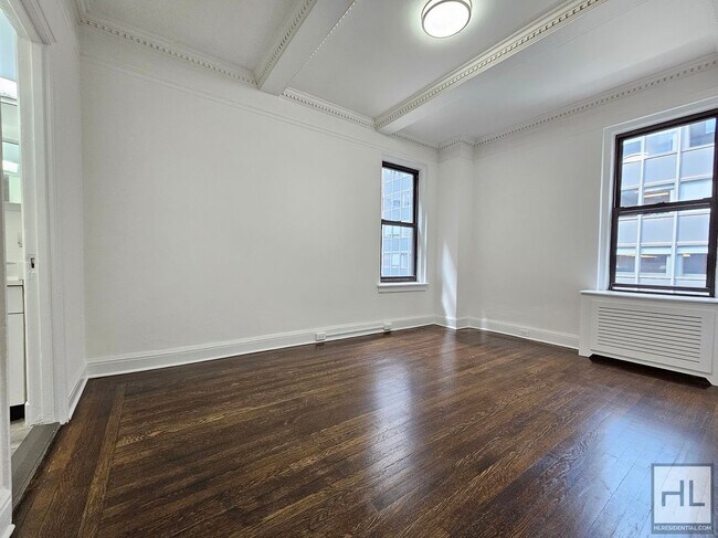 Foto del edificio - High-Ceiling One-Bedroom with Classic Details Near Grand Central