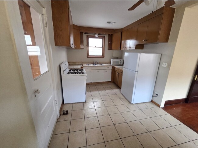 Building Photo - 3446 W Beach Ave