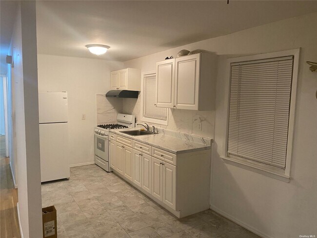Foto del edificio - 82-65 241st St