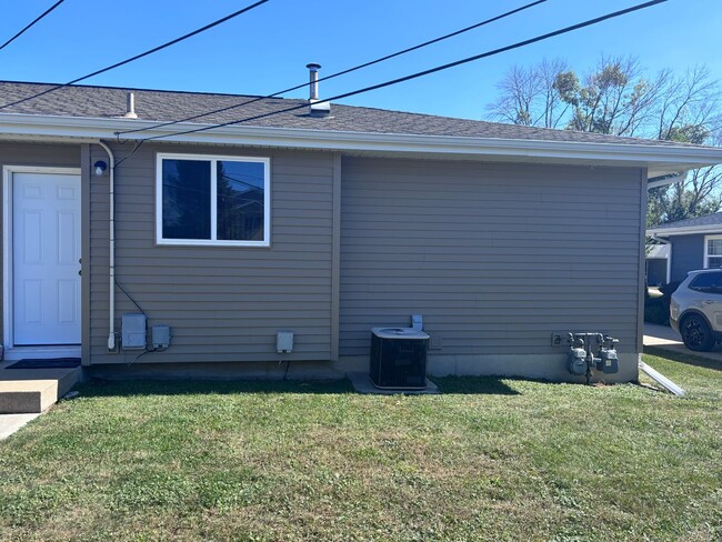 Building Photo - Cute side by side duplex