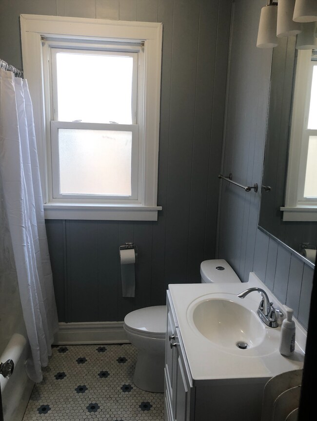 Bathroom - 633 Elgin Ave