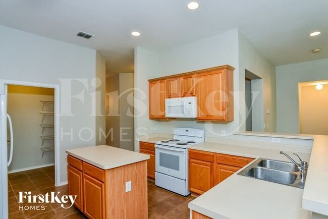 Foto del edificio - 13701 Laramie Hill