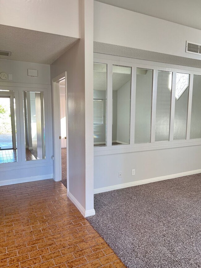 Foto del edificio - SOUTHWEST BAKERSFIELD MOVE-IN-SPECIAL 1/2 ...